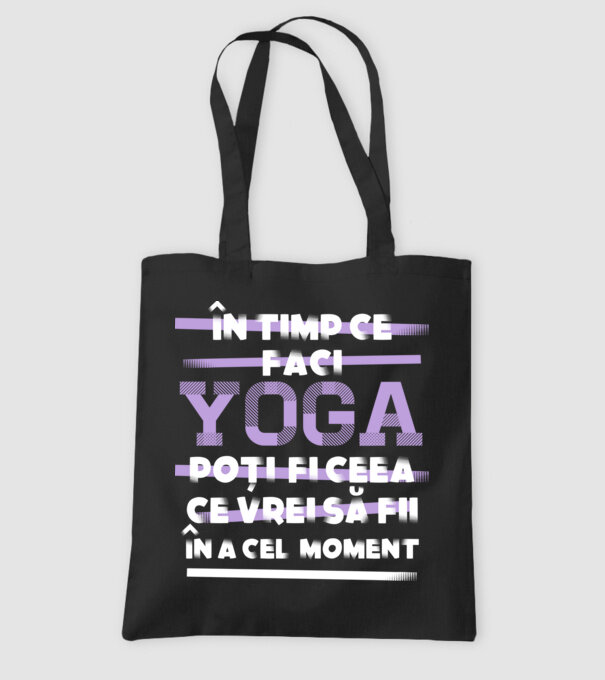 în timp ce faci yoga poți fi ceea ce vrei să fii - în acel moment model negru pe tricou