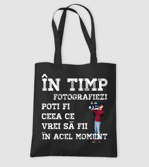 în timp ce fotografiezi poți fi ceea ce vrei să fii - în acel moment model negru pe tricou