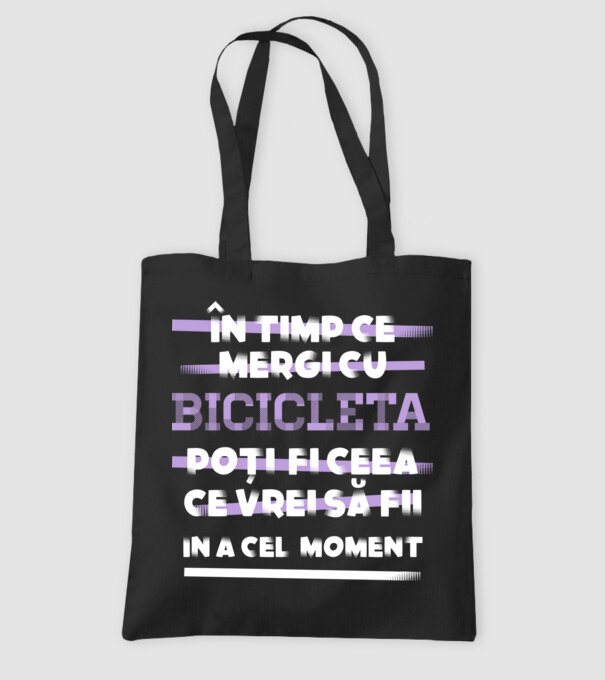 în timp ce mergi cu bicicleta poți fi ceea ce vrei să fii - în acel moment model negru pe tricou