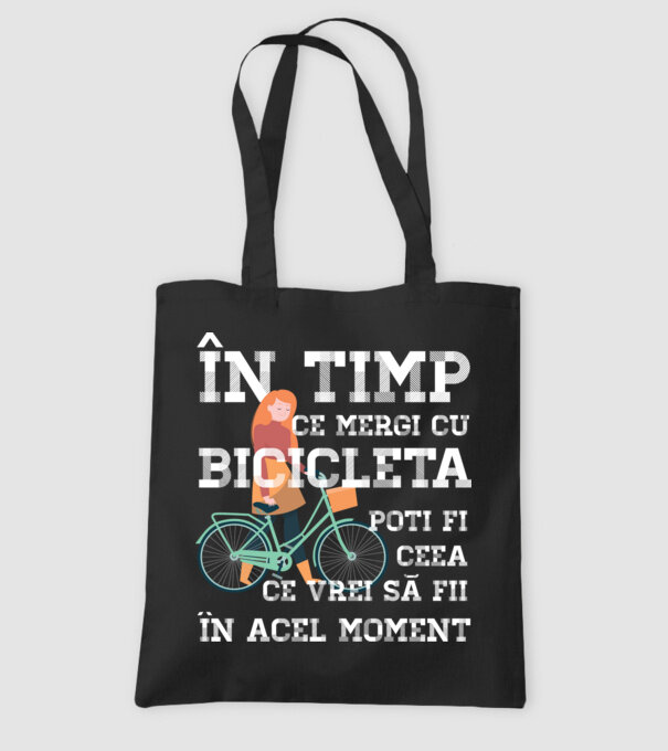 în timp ce mergi cu bicicleta poți fi ceea ce vrei să fii - în acel moment model negru pe tricou