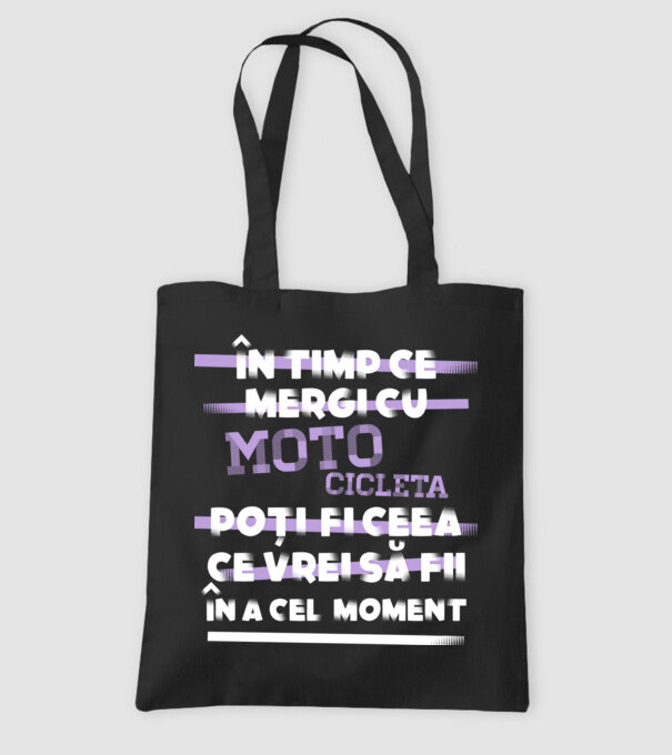 în timp ce mergi cu motocicleta poți fi ceea ce vrei să fii - în acel moment model negru pe tricou