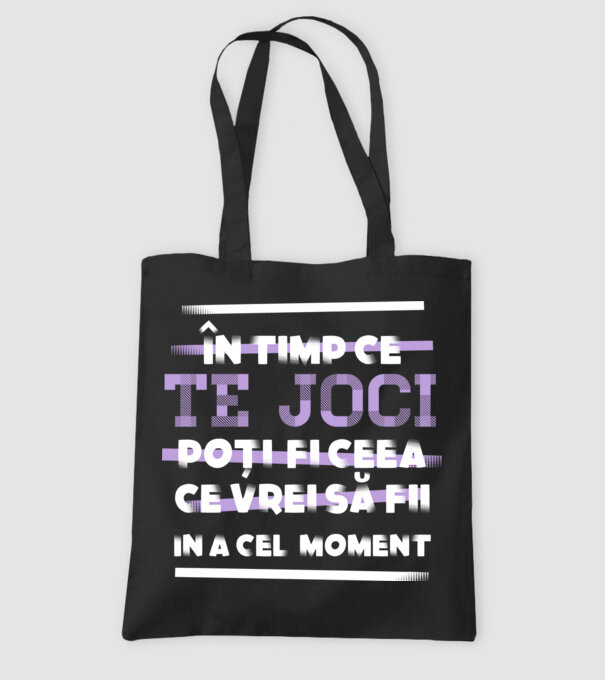 în timp ce te joci poți fi ceea ce vrei să fii - în acel moment model negru pe tricou