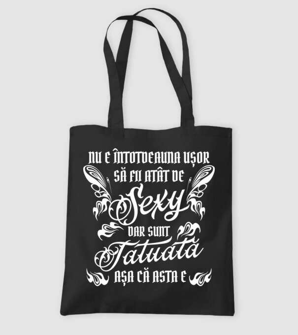 Nu e întotdeauna ușor să fii atât de sexy, dar sunt tatuată, așa că asta e model negru pe tricou