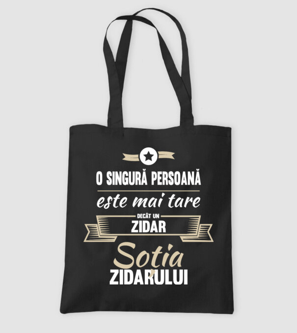 O singură persoană este mai tare decât un zidar, soția zidarului model negru pe tricou