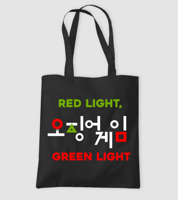 red light green light model negru pe tricou