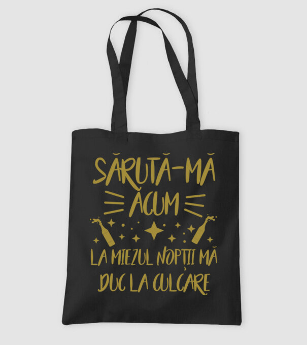 sărută-mă acum, la miezul nopții mă duc la culcare model negru pe tricou
