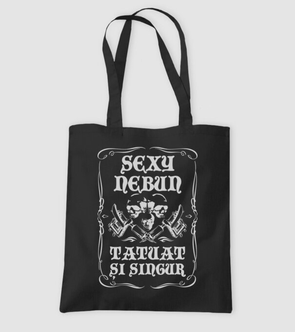 sexy, nebun, tatuat și singur model negru pe tricou