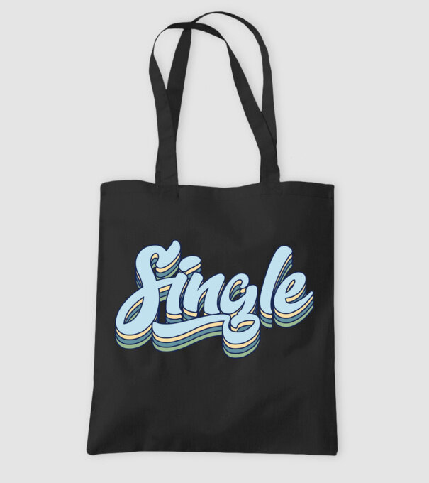 single model negru pe tricou