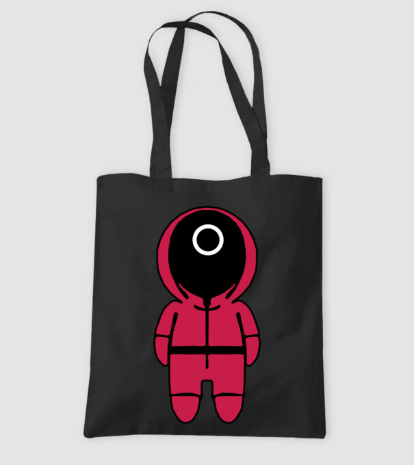 squid game figure model negru pe tricou