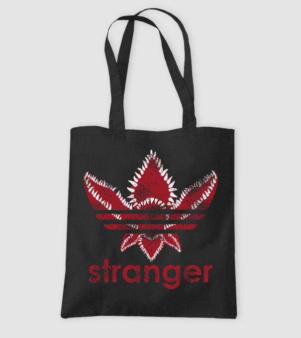 stranger things logo model negru pe tricou