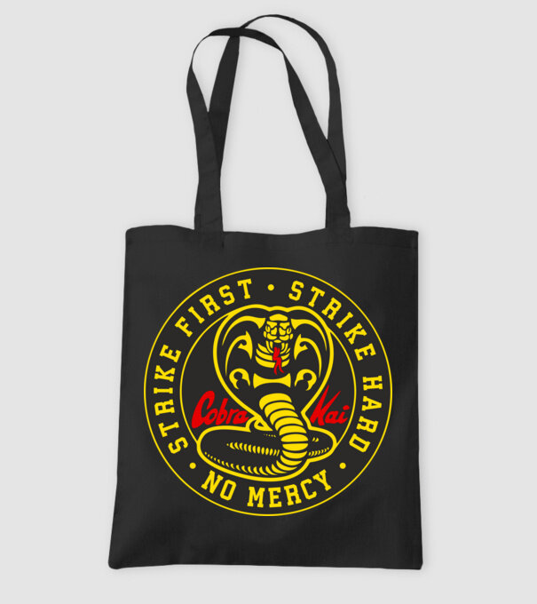 Strike first strike hard cobra kai model negru pe tricou