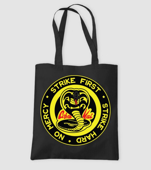 Strike first strike hard logo model negru pe tricou