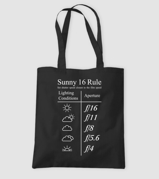 Sunny 16 Rule model negru pe tricou