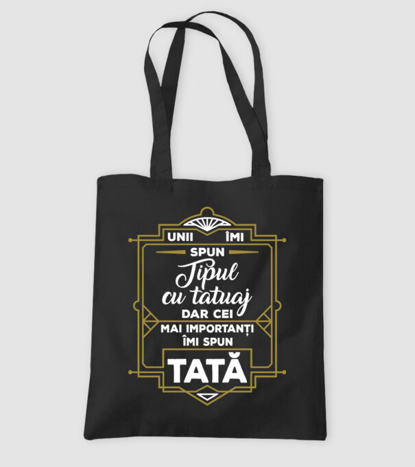 Unii îmi spun tipul cu tatuaj, dar cei mai importanți îmi spun tată model negru pe tricou