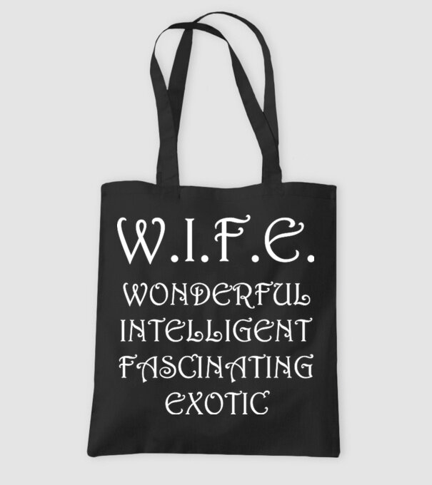 W.I.F.E. model negru pe tricou