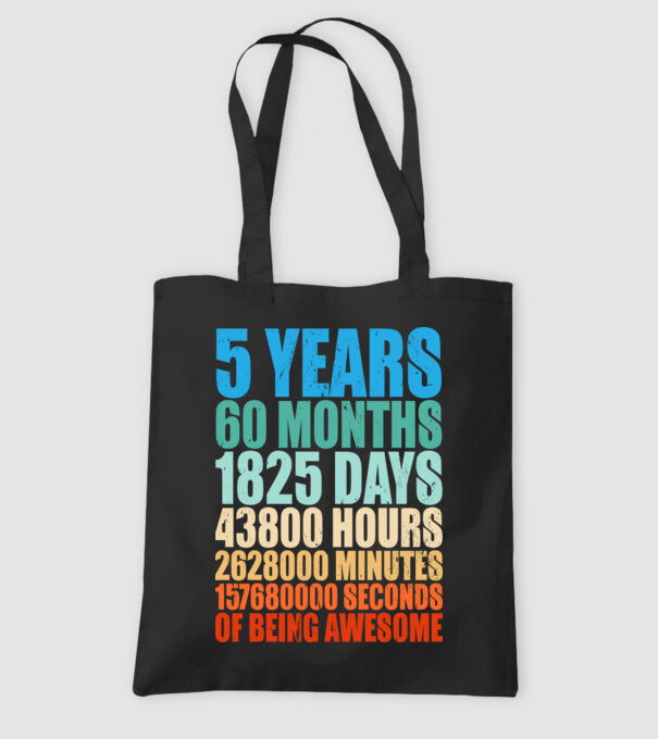 5 years of being awesome model negru pe tricou