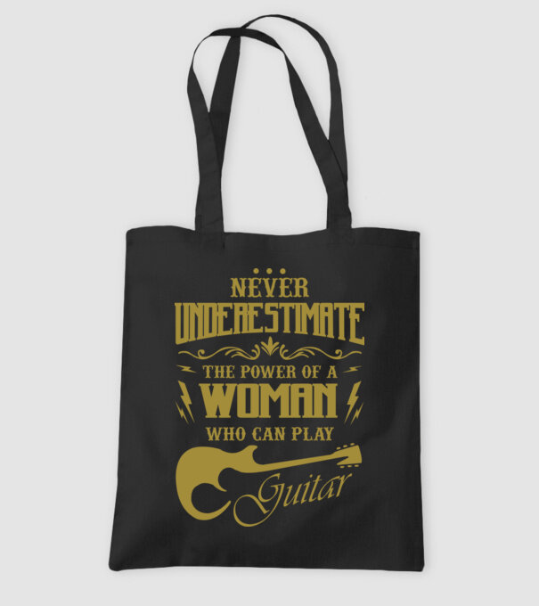 Femeia chitaristă model negru pe tricou