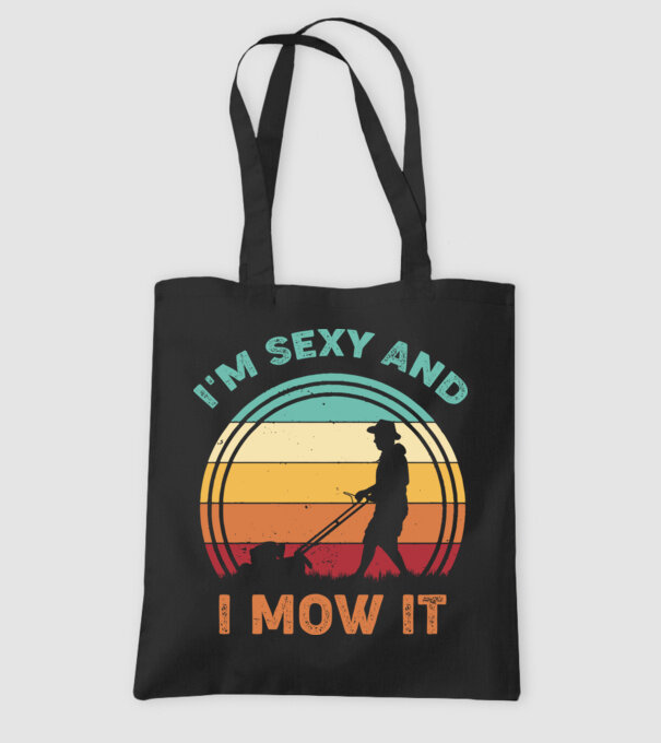 I'm sexy and i mow it model negru pe tricou