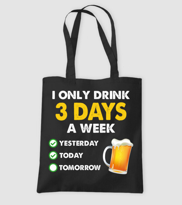 I only drink 3 days a week model negru pe tricou