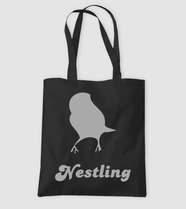 Nestling model negru pe tricou