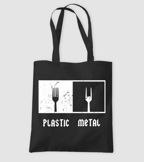 Plastic vs metal model negru pe tricou