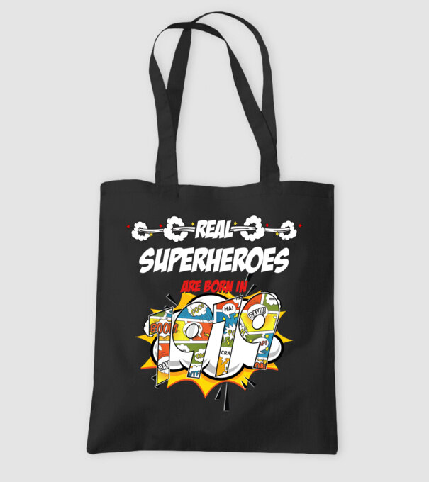 real superheroes are born in 1979 model negru pe tricou