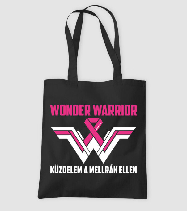 WONDER WARRIOR model negru pe tricou