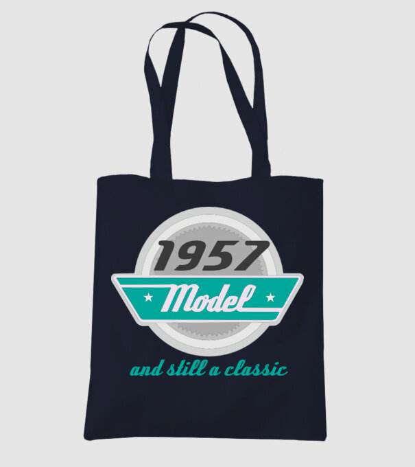 Model and still a classic - 1957 model albastru închis pe tricou