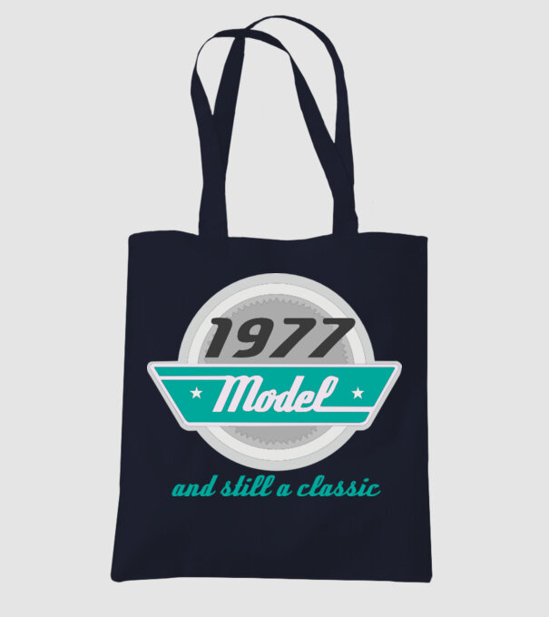 Model and still a classic - 1977 model albastru închis pe tricou
