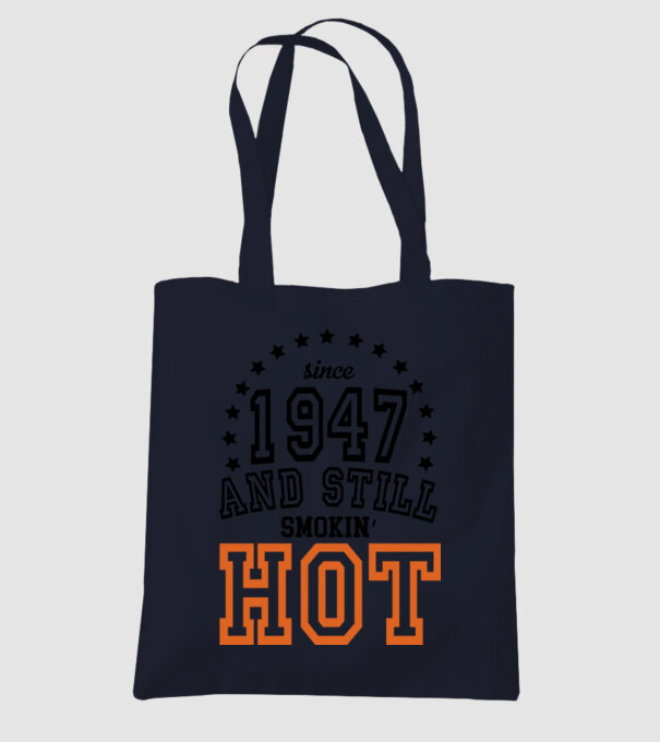 'Since and still smokin'' hot - 1947' model albastru închis pe tricou