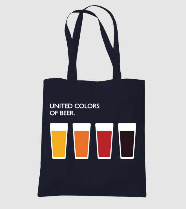 United Colors model albastru închis pe tricou