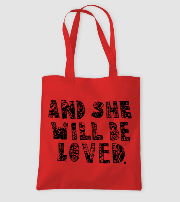 and she will be loved. model roșu pe tricou
