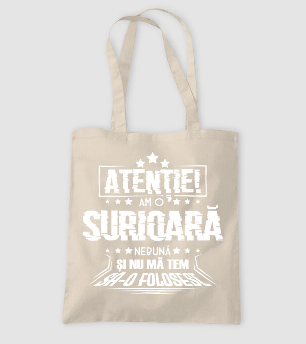 Atenție! Am o surioară nebună și nu mă tem să o folosesc. model nisipiu pe tricou