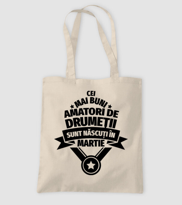 Cei mai buni amatori de drumeții sunt născuți în Martie model nisipiu pe tricou