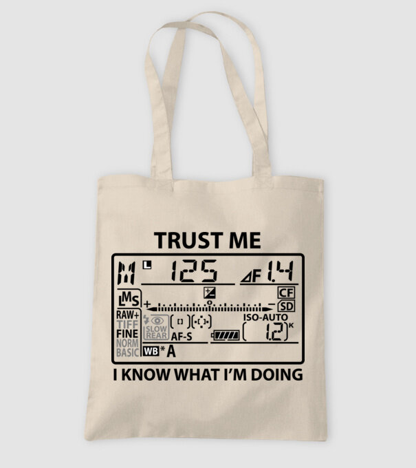 Trust me i'm a photographer model nisipiu pe tricou