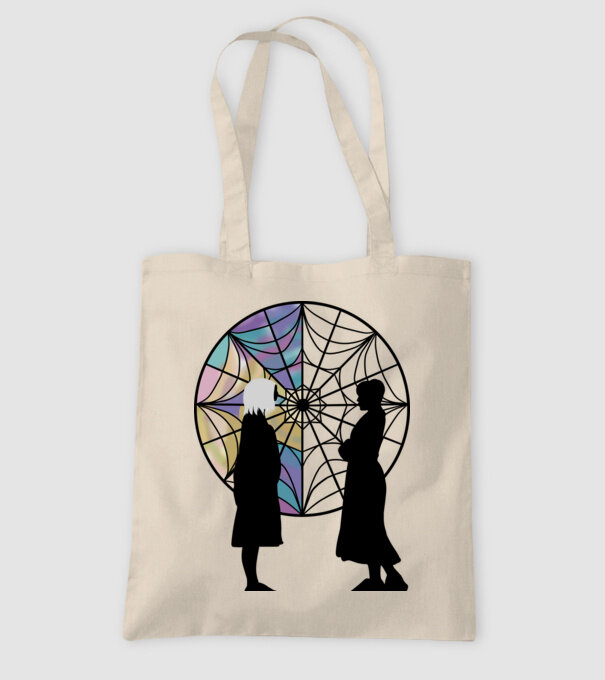 Wednesday and Enid model nisipiu pe tricou