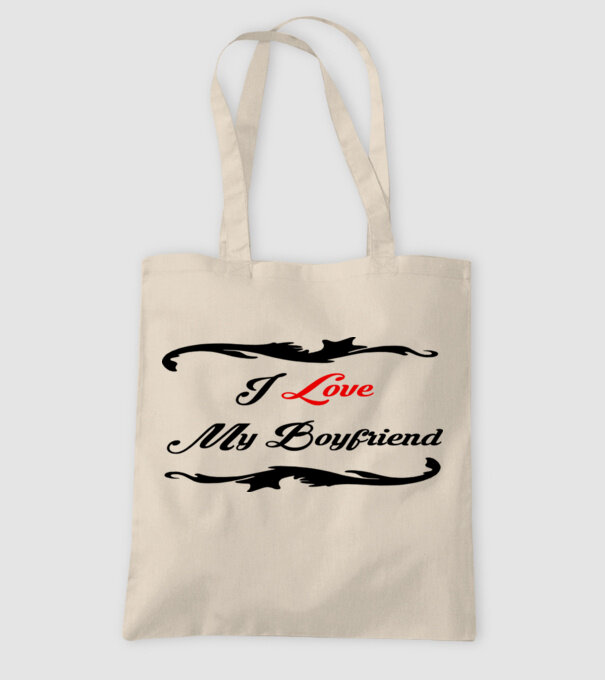 Boyfriend model nisipiu pe tricou