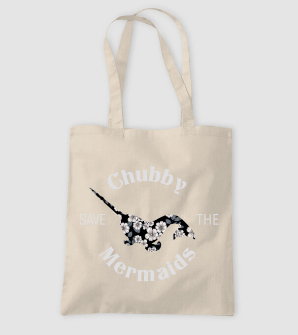 Chubby mermaid model nisipiu pe tricou
