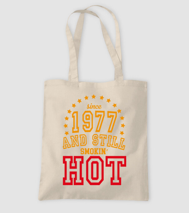 'Since and still smokin'' hot - 1977' model nisipiu pe tricou