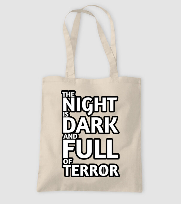 The night is dark and full of terror model nisipiu pe tricou