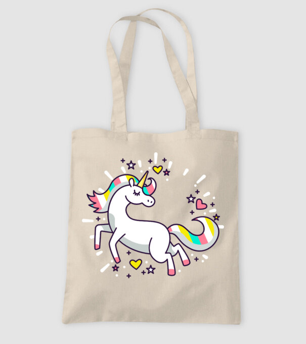 Unicorn Spark model nisipiu pe tricou