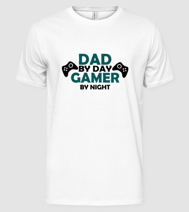 Dad by day gamer by night model alb pe tricou