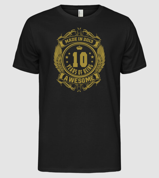 10 years of being awesome winged model negru pe tricou