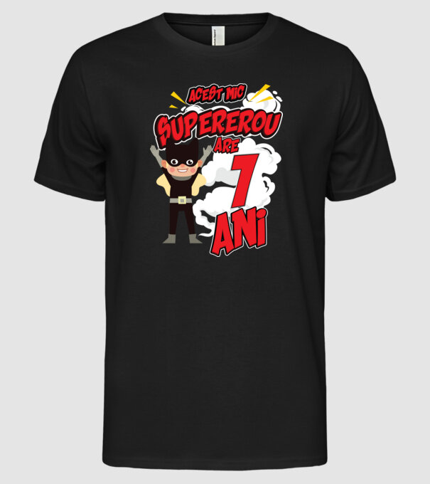 Acest mic supererou are 1 an model negru pe tricou