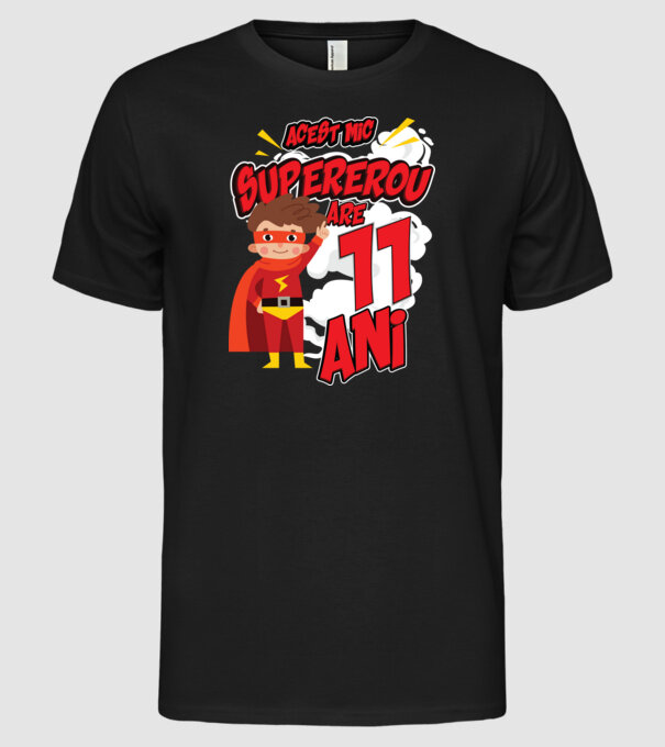 Acest mic supererou are 11 ani model negru pe tricou