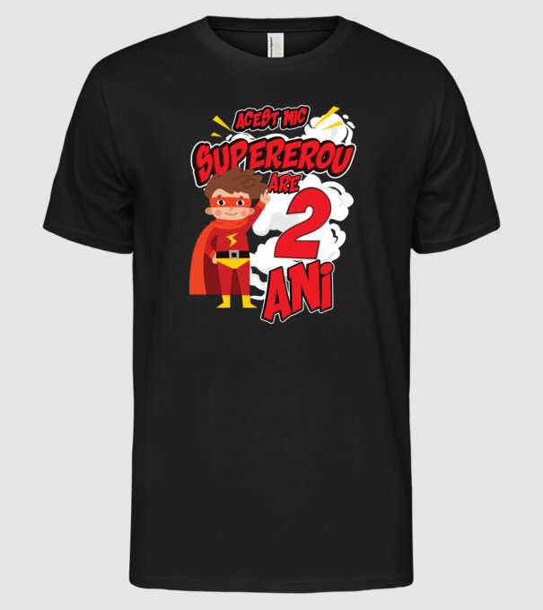 Acest mic supererou are 2 ani model negru pe tricou