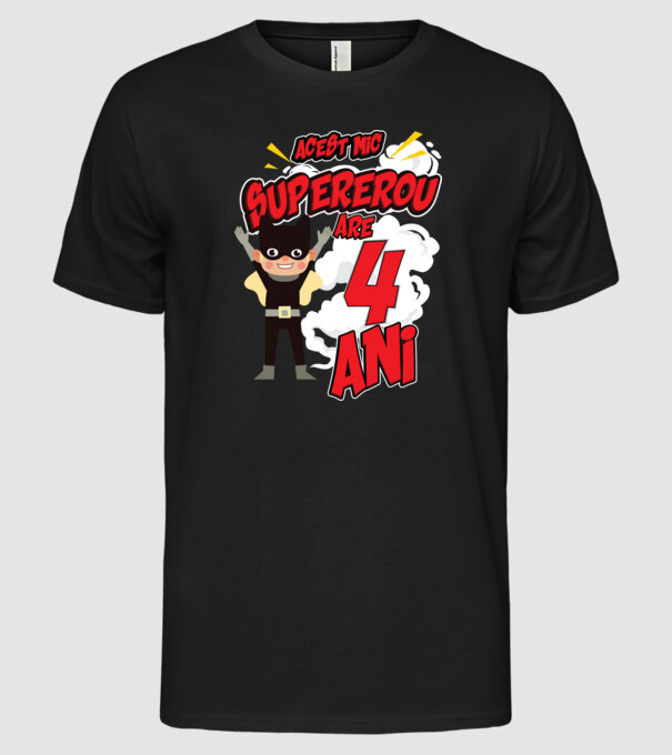 Acest mic supererou are 4 ani model negru pe tricou