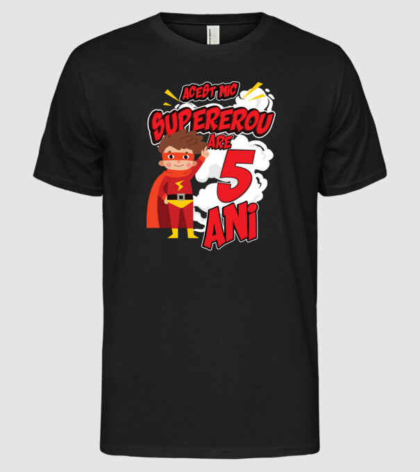 Acest mic supererou are 5 ani model negru pe tricou