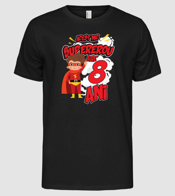 Acest mic supererou are 8 ani model negru pe tricou