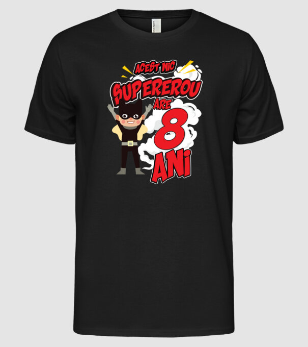 Acest mic supererou are 8 ani model negru pe tricou